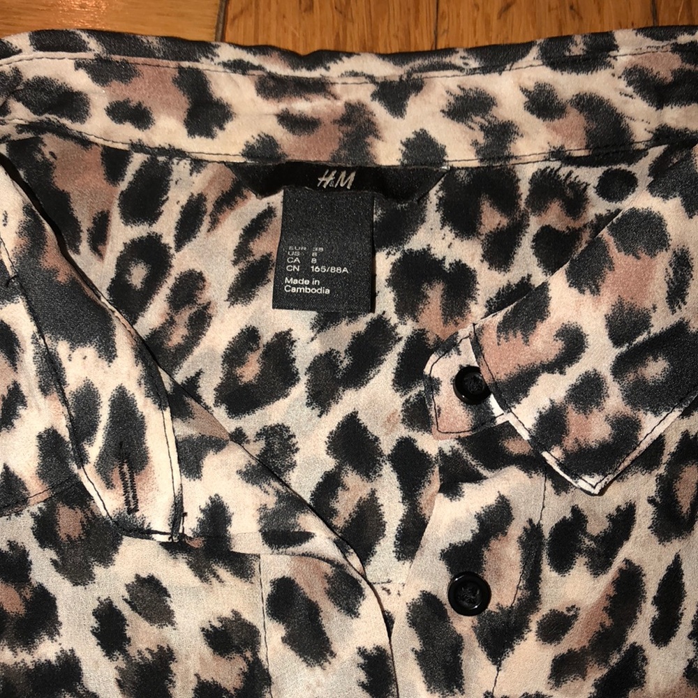 Nwot H&M Tiger Print Polyester Button Up - image 3